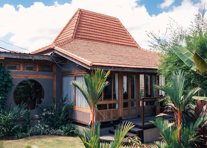 Joglo Adore, 3-br Villa, Private Pool Canggu
