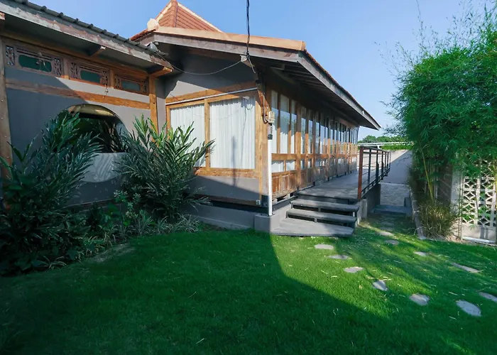 Joglo Adore, 3-br Villa, Private Pool Canggu